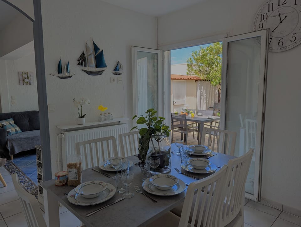Bright dining area with direct access to the terrace