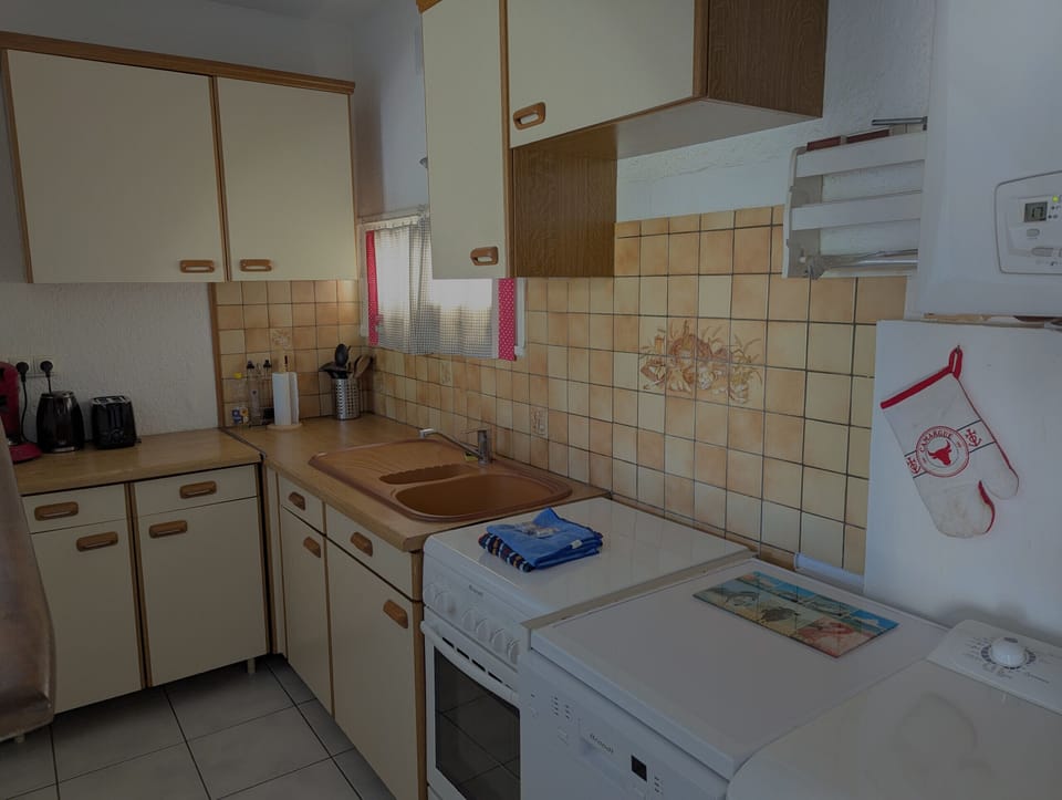 Fully equipped kitchen, open to the dining room, offering a functional and friendly space