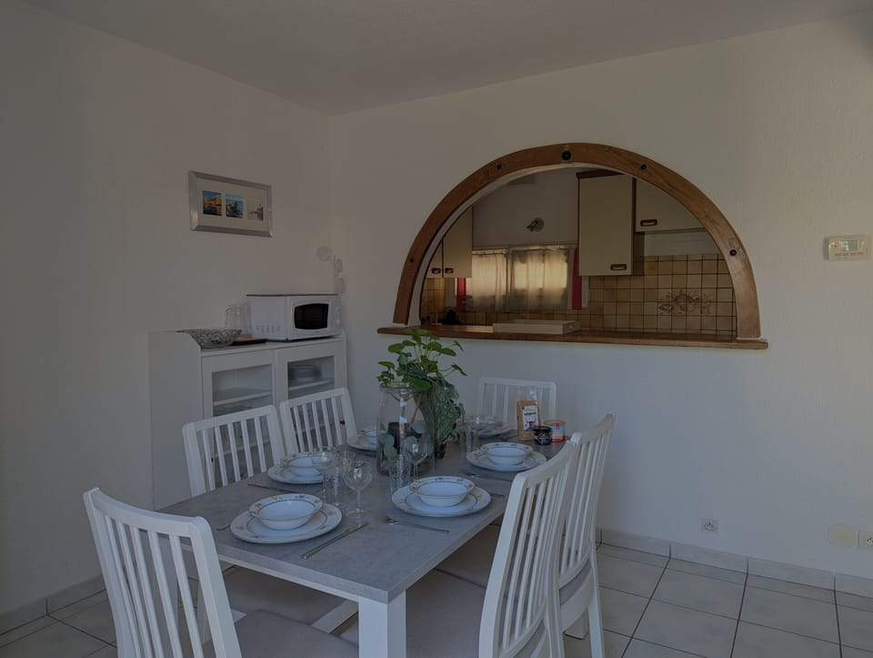 Spacious and bright dining room, with direct access to the kitchen