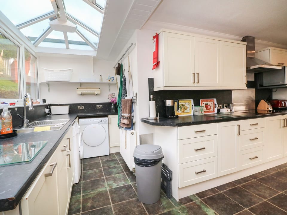 Cottage | Private kitchen | Fridge, microwave, electric kettle, toaster