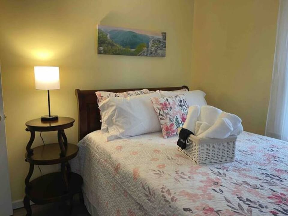 Double bedroom with 24" smart tv. Window faces the street. Right next to BR.