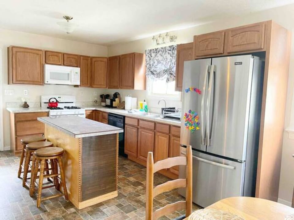 Fully equipped kitchen with new fridge and dishwasher. Wine and coffee bar.