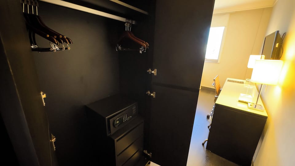 Gran Vivenzo 3 camas de solteiro PCD com Kit Cortesia | Minibar, in-room safe, desk, laptop workspace