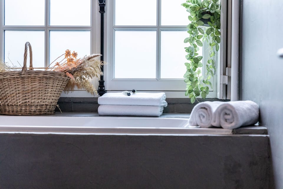 Suite, Non Smoking | Bathroom | Shower, free toiletries, towels