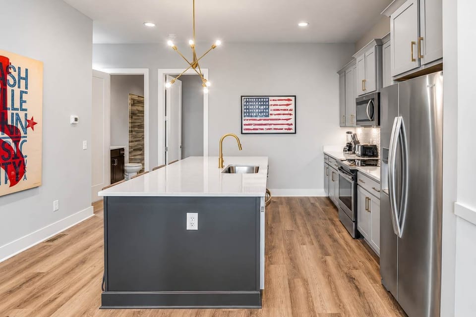 Level 2 – Central living level with a fully equipped kitchen.