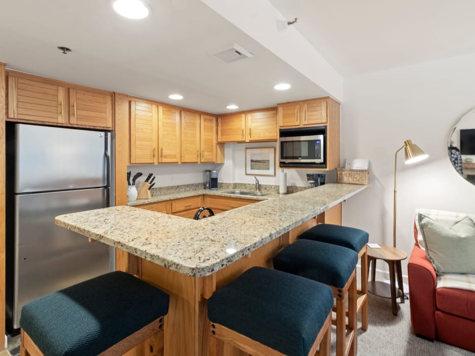 Full Kitchen with 4 barstools