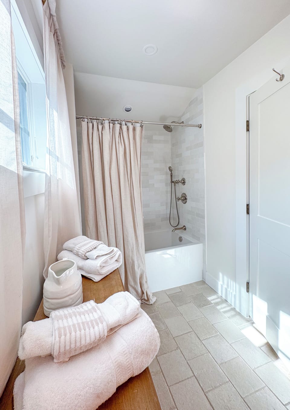 Full guest bathroom upstairs