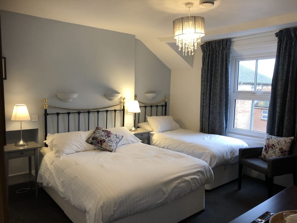 Double/Twin room | In-room safe, desk, soundproofing, free WiFi