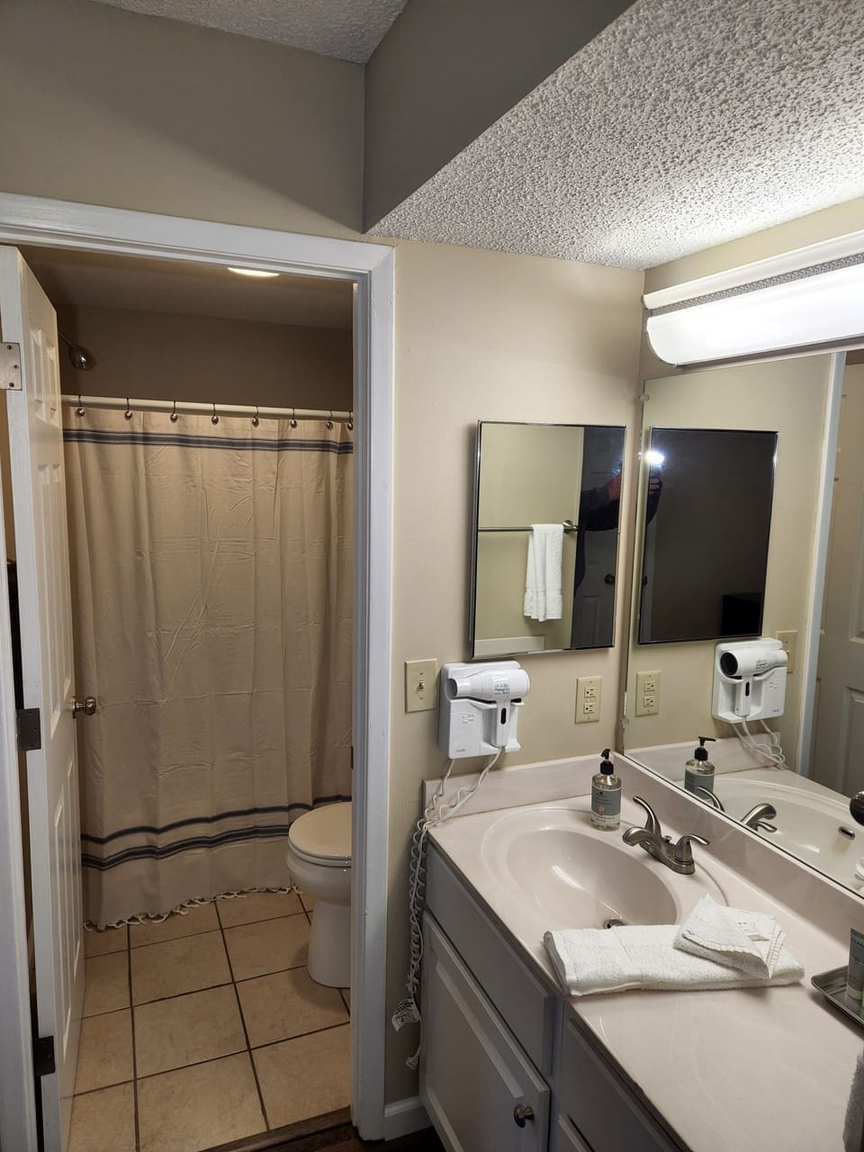 Lower Suite Full Bath