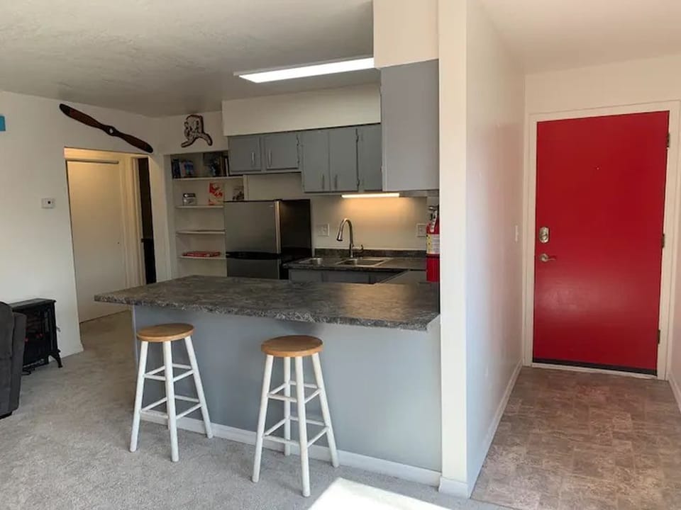 Cheerful entryway, leading to the spacious living room and full kitchen. 