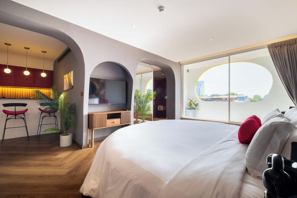 The Red Room | Egyptian cotton sheets, premium bedding, Tempur-Pedic beds, minibar