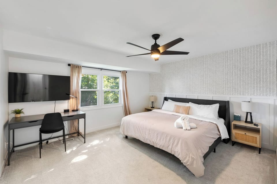 Primary room w/ King Bed, TV, Desk