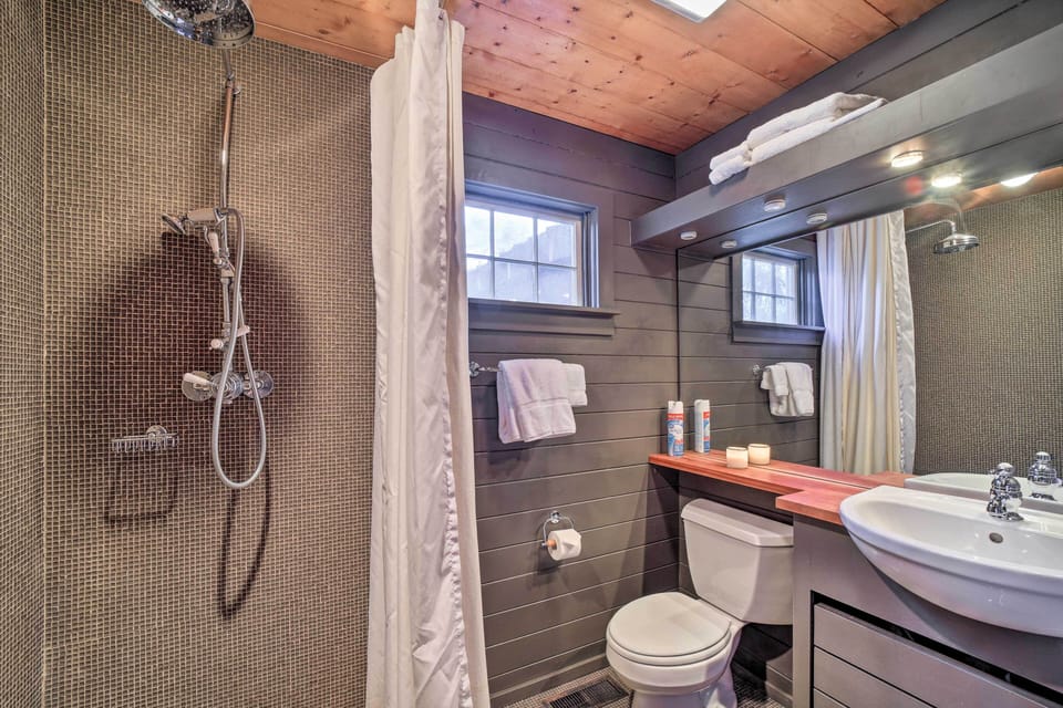 En-Suite Bathroom | Towels Provided
