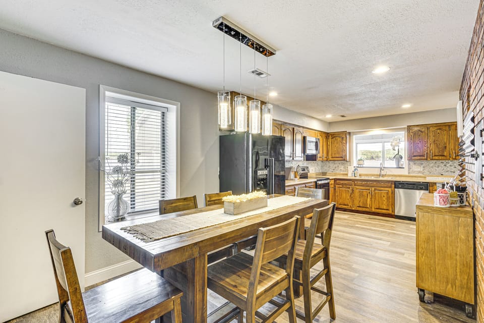 Dining Area | Dishes & Flatware Provided | Main Floor