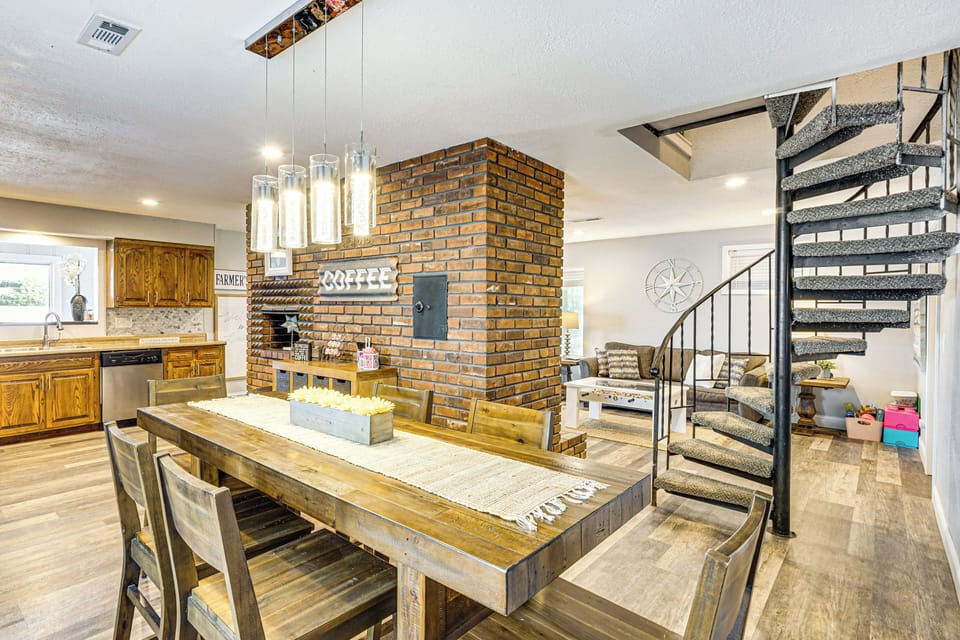 Dining Area | Central A/C & Heat