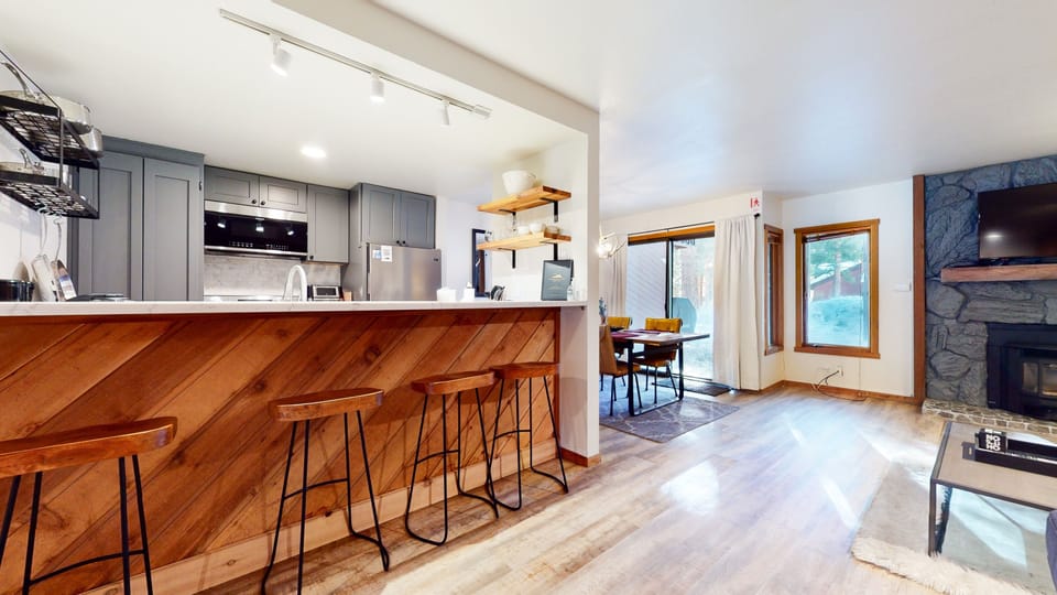 Condo, 1 Bedroom | Private kitchen | Fridge, oven, coffee/tea maker, toaster