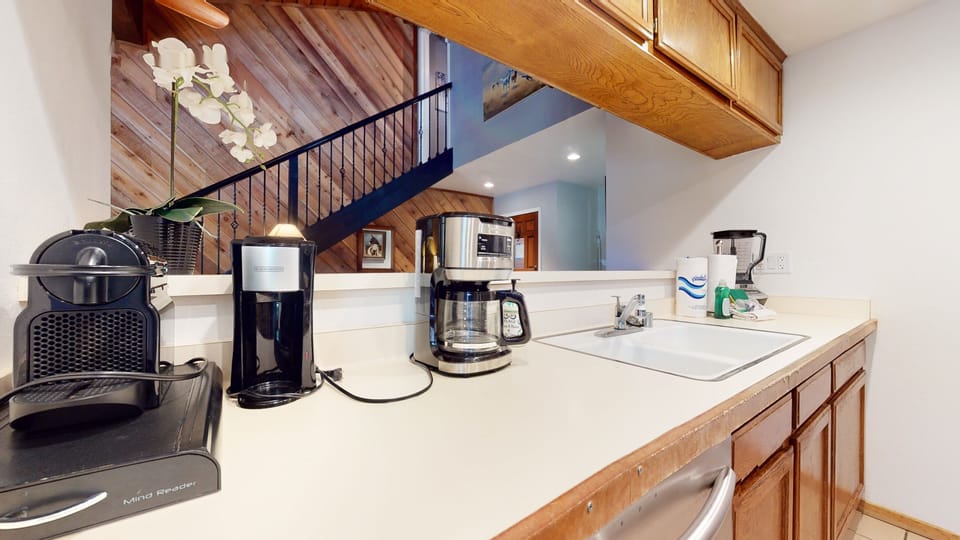 Condo, 1 Bedroom | Private kitchen | Fridge, oven, coffee/tea maker, toaster
