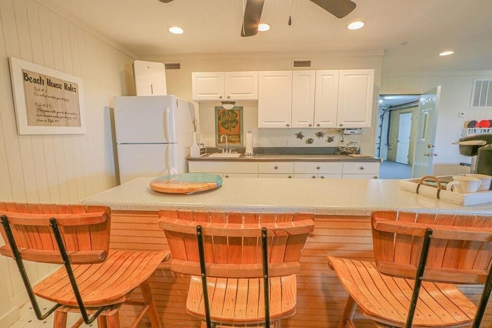 House, 4 Bedrooms | Private kitchen | Fridge, oven, coffee/tea maker, toaster