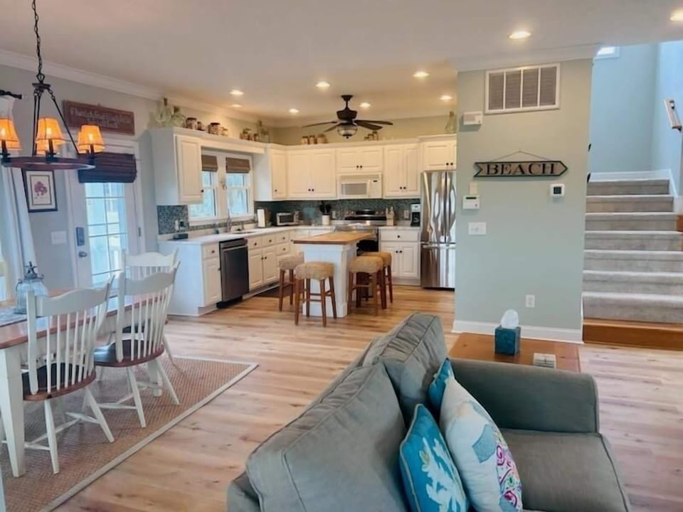 House, 2 Bedrooms | Living area | TV