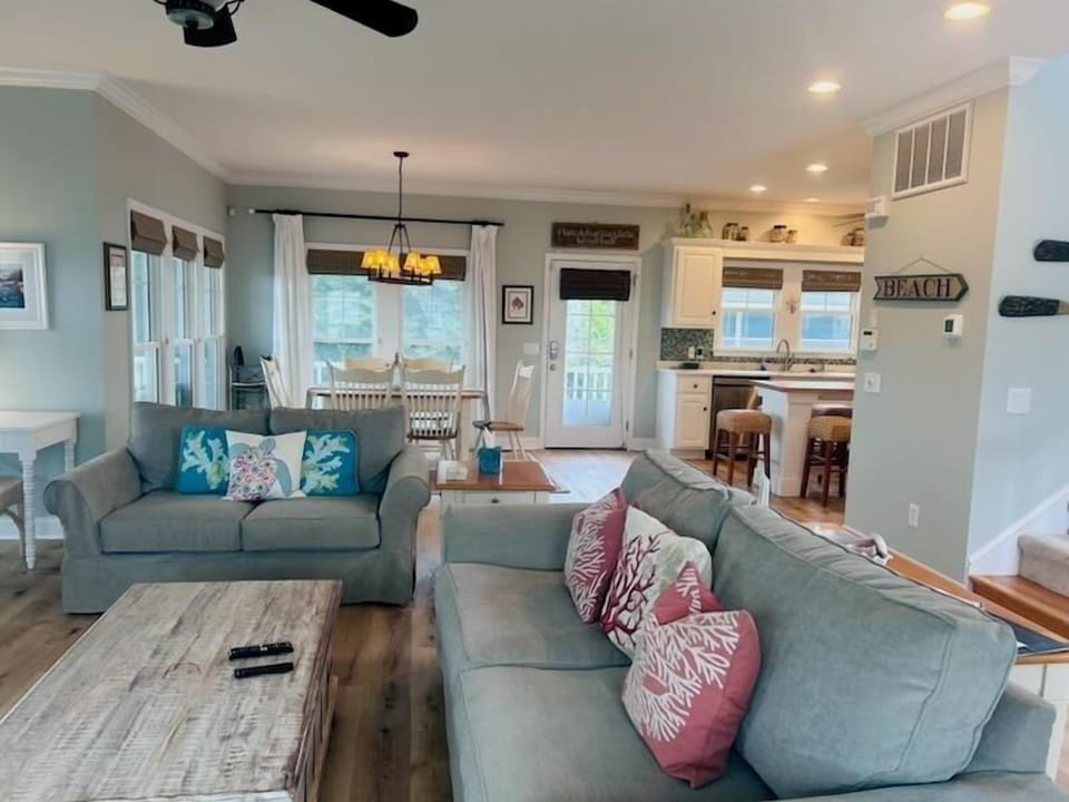 House, 2 Bedrooms | Living area | TV