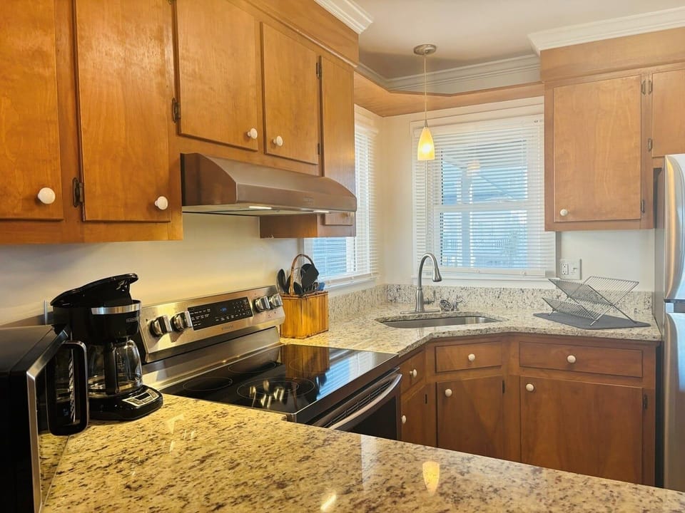 House, 1 Bedroom | Private kitchen | Fridge, oven, stovetop, coffee/tea maker