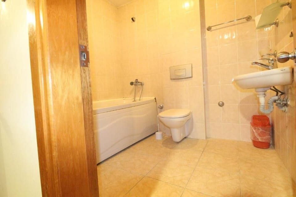 Shower, free toiletries, towels