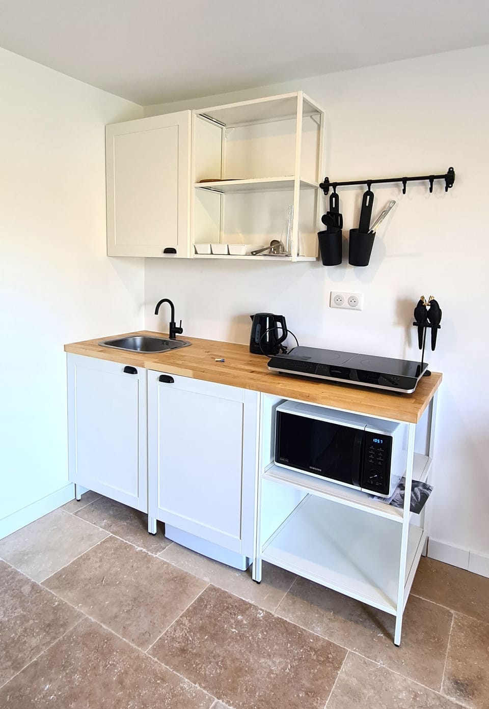 Studio Suite | Private kitchen | Mini-fridge, electric kettle