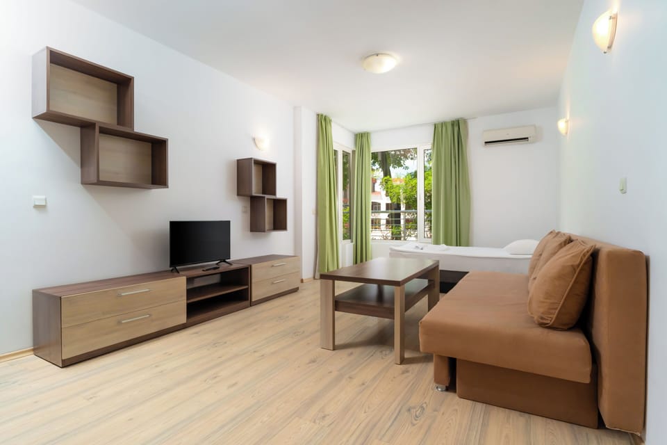 Junior Suite | Living area | 32-inch flat-screen TV with cable channels, TV, table tennis