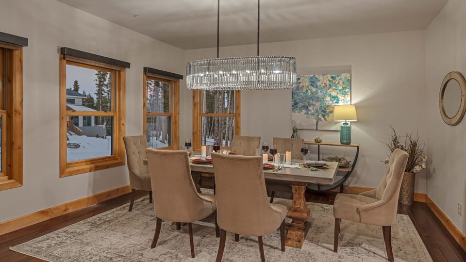 Dining area with seating for 6