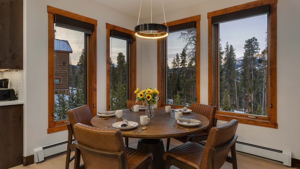 Breakfast Nook, Main Level - Round table with seating