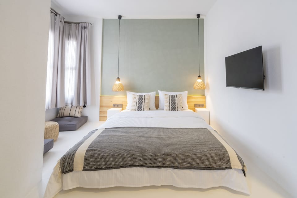 Design Room | Egyptian cotton sheets, premium bedding, in-room safe, free WiFi