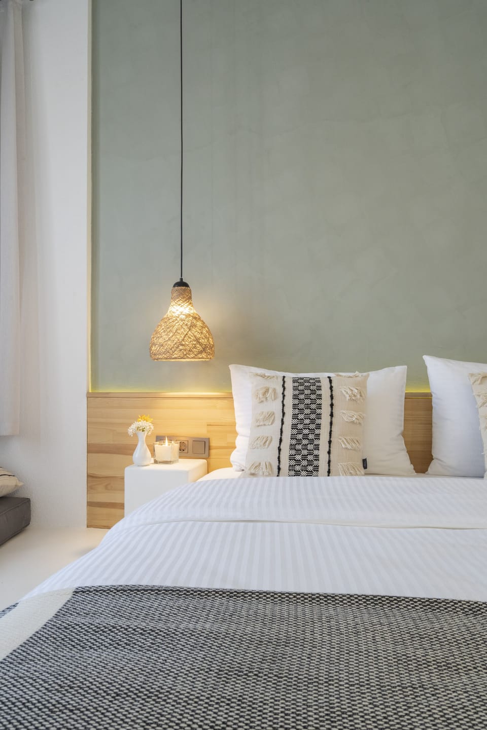 Design Room | Egyptian cotton sheets, premium bedding, in-room safe, free WiFi