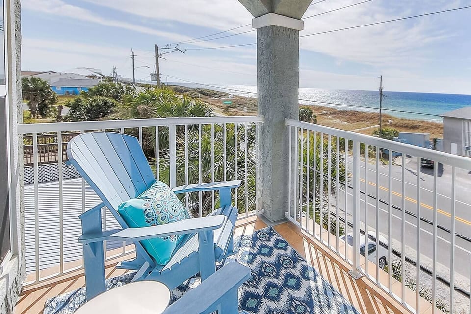 Come on down and enjoy Panama Joe's gorgeous, unobstructed views of the ocean!