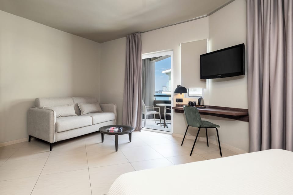 Junior Studio Suite | Hypo-allergenic bedding, in-room safe, desk, laptop workspace