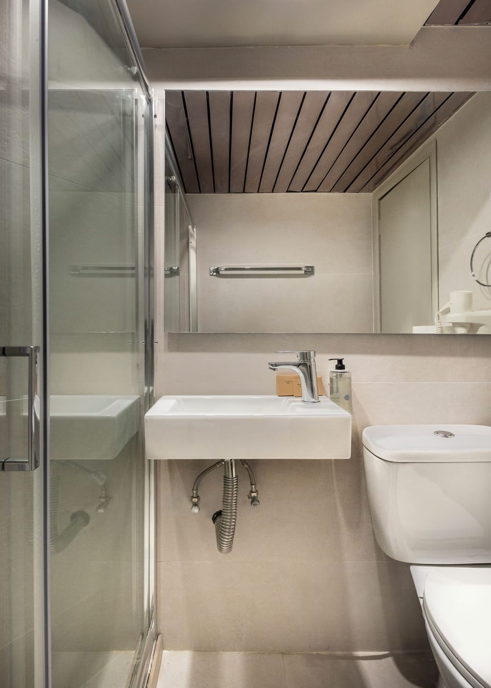 Classic Triple Room | Bathroom | Shower, rainfall showerhead, hair dryer, slippers