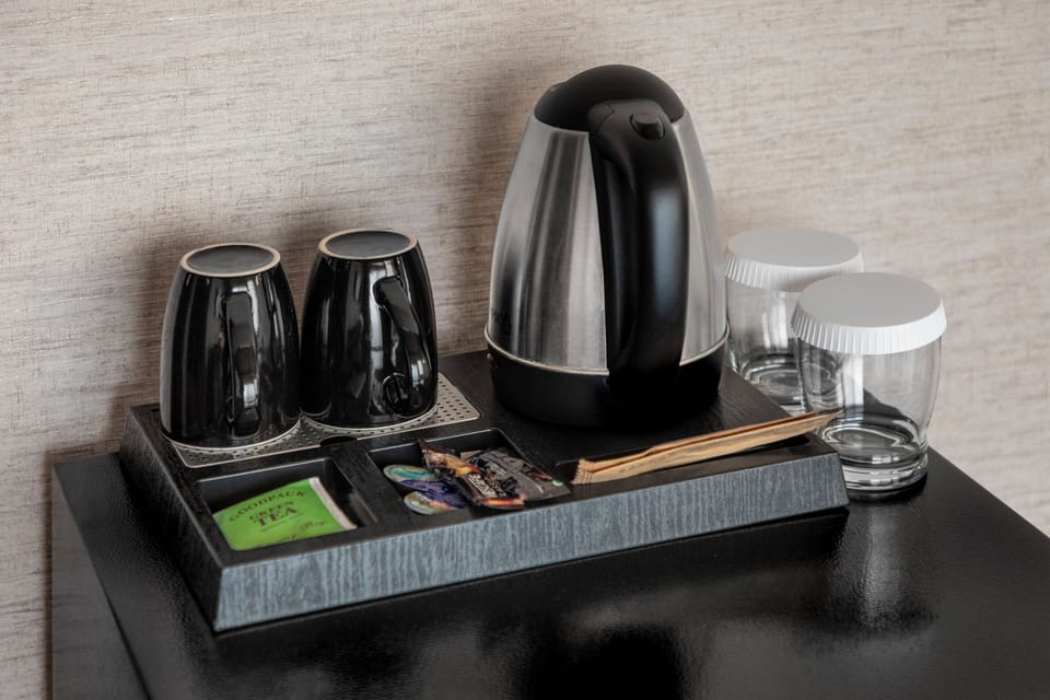 Hypo-allergenic bedding, in-room safe, desk, laptop workspace