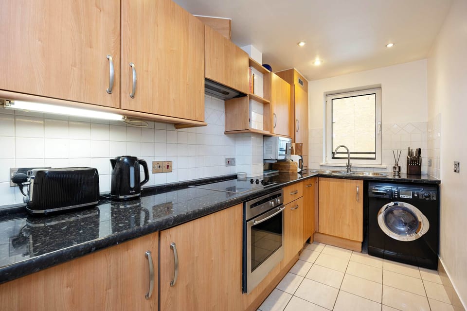 Apartment (2 Bedrooms) | Private kitchen | Full-size fridge, microwave, oven, stovetop