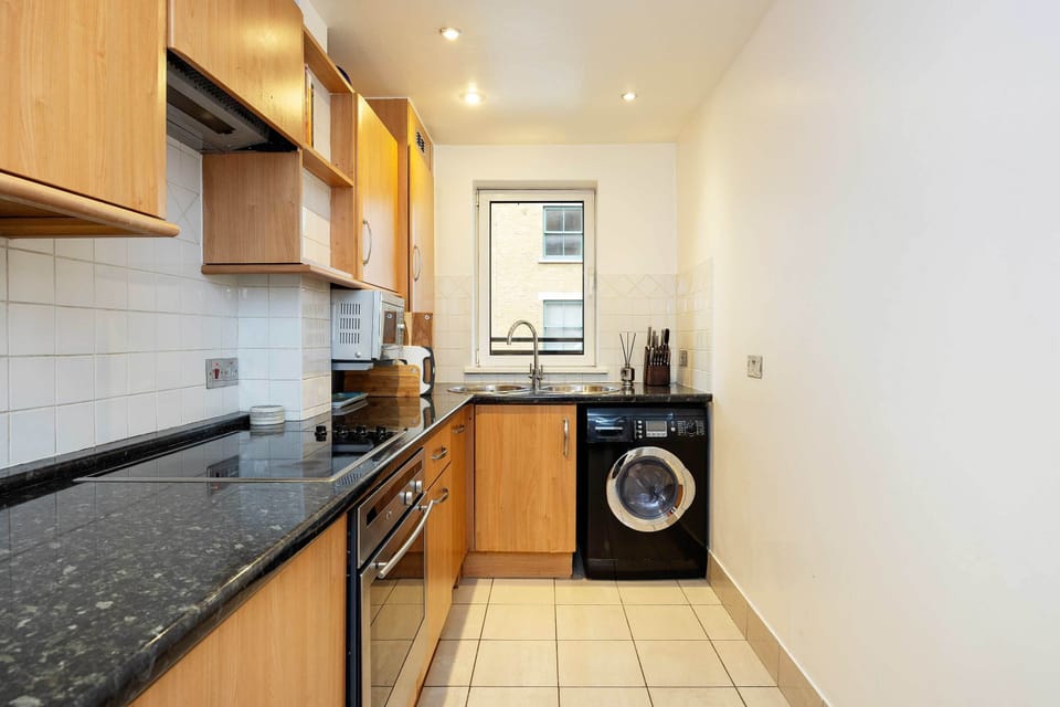 Apartment (2 Bedrooms) | Private kitchen | Full-size fridge, microwave, oven, stovetop