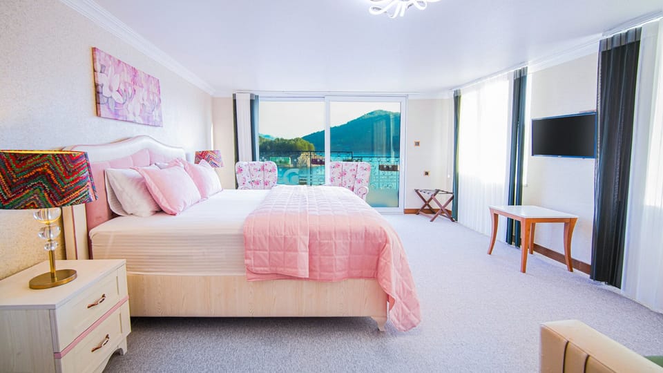 Deluxe Double Room | Egyptian cotton sheets, premium bedding, minibar, in-room safe