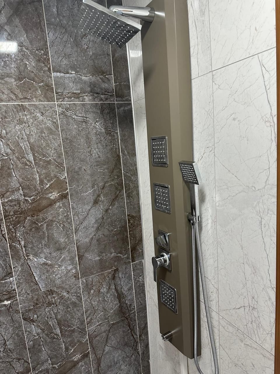 Quadruple Room | Bathroom | Shower, rainfall showerhead, free toiletries, hair dryer