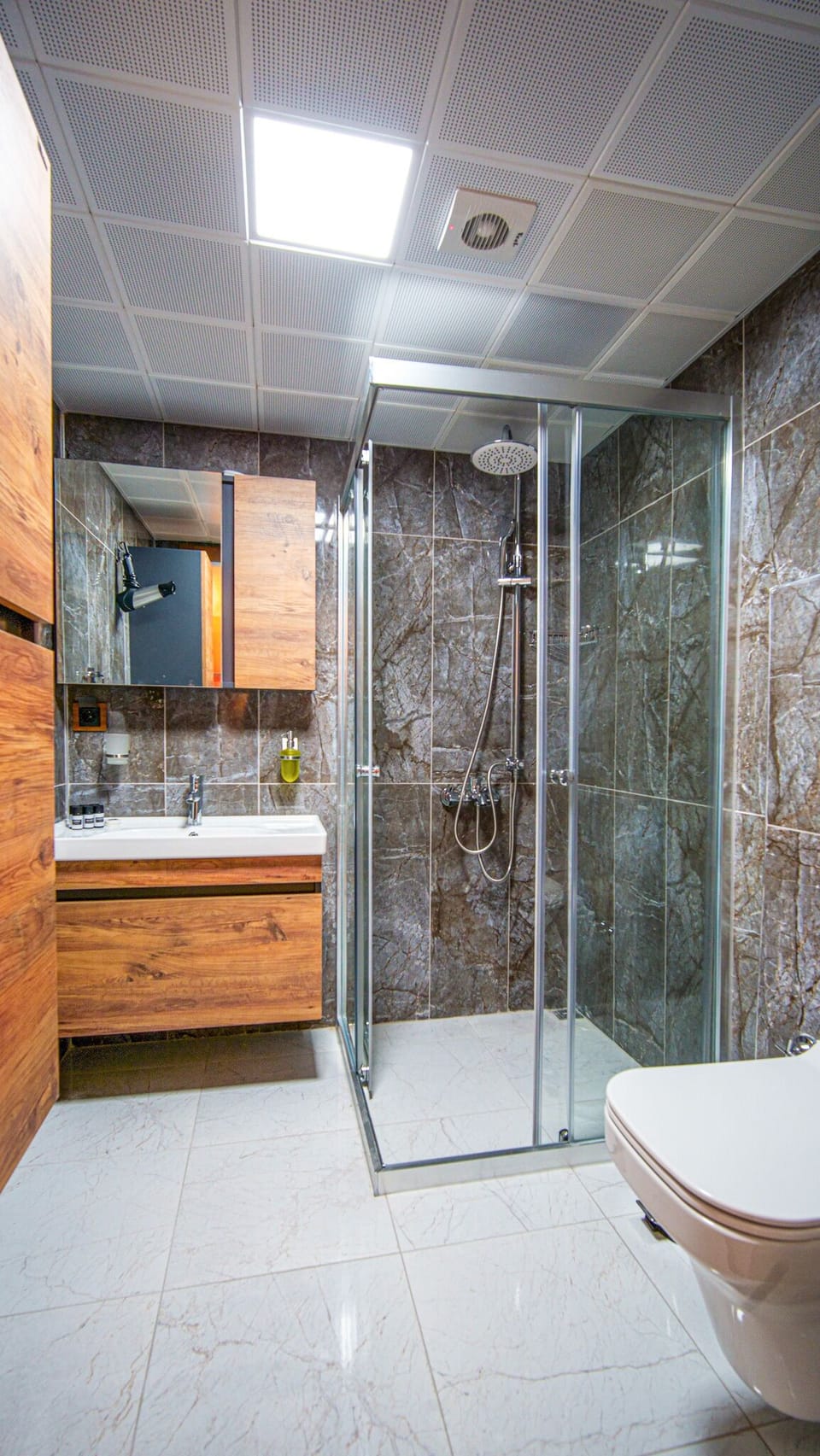 Deluxe Double Room | Bathroom | Shower, rainfall showerhead, free toiletries, hair dryer