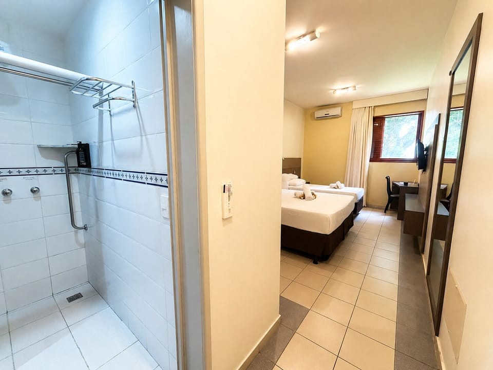Deluxe Triple Room | Minibar, desk, WiFi (free), bed sheets