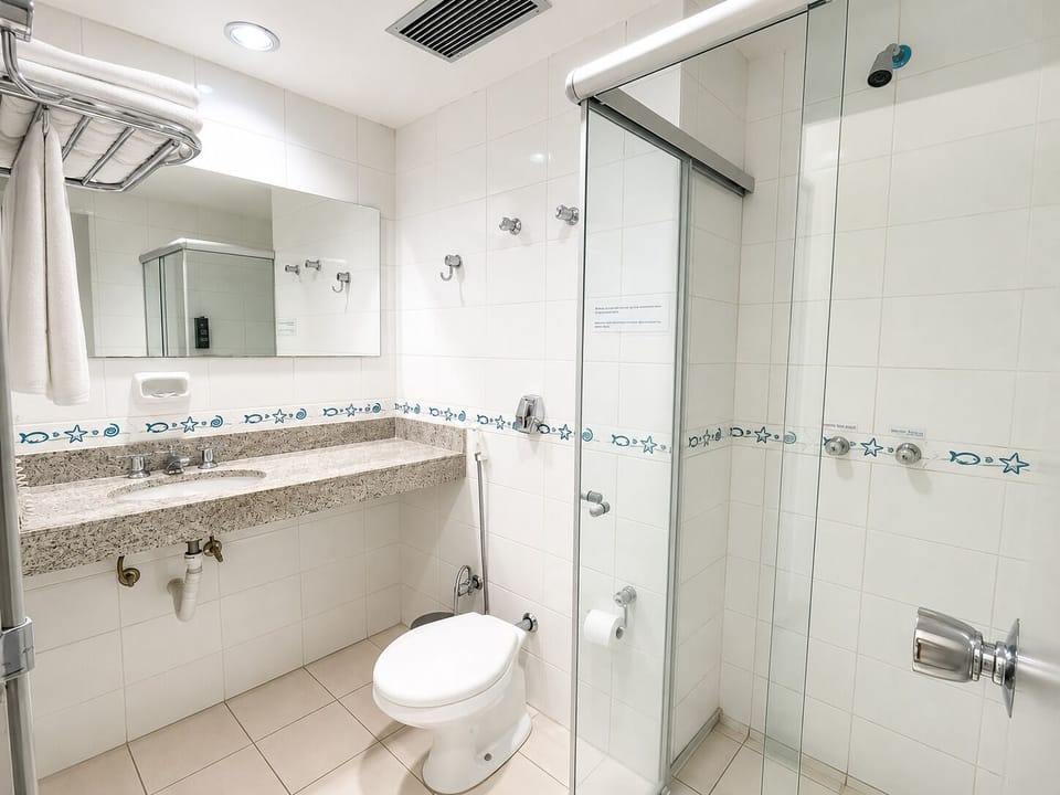 Deluxe Twin Room | Bathroom | Free toiletries, hair dryer, towels