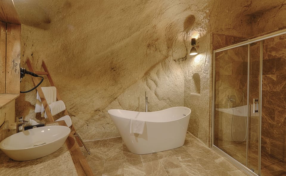 Deluxe Room | Bathroom | Rainfall showerhead, free toiletries, hair dryer, slippers