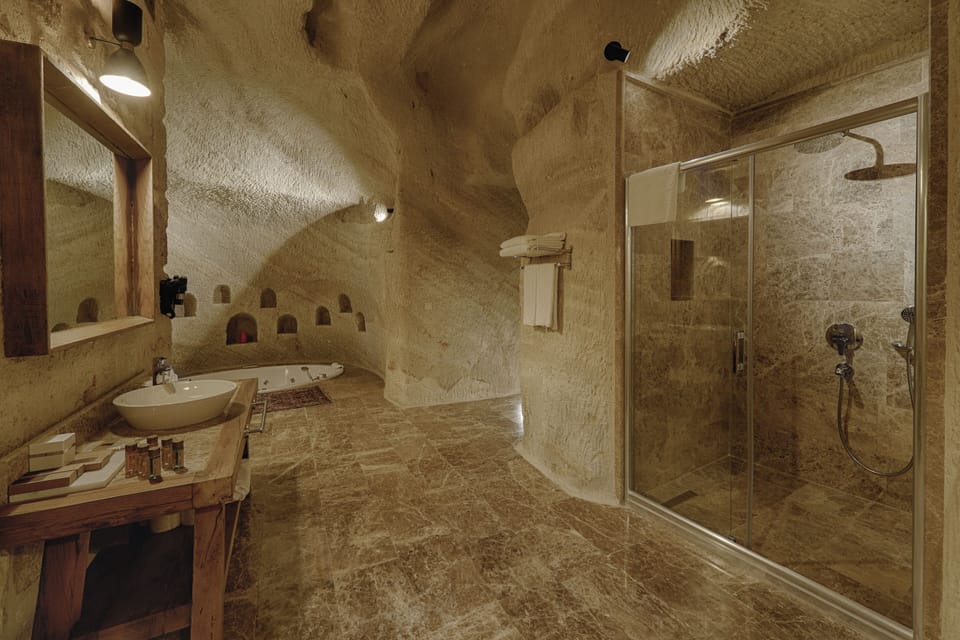 Honeymoon Room | Bathroom | Rainfall showerhead, free toiletries, hair dryer, slippers