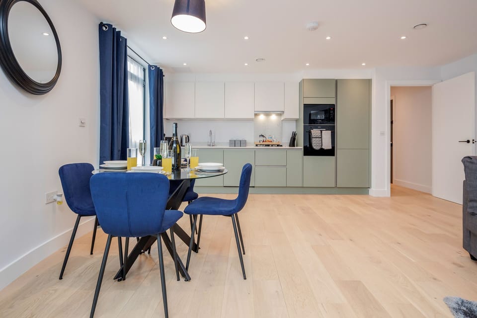 Deluxe Apartment, Private Bathroom | Restaurant