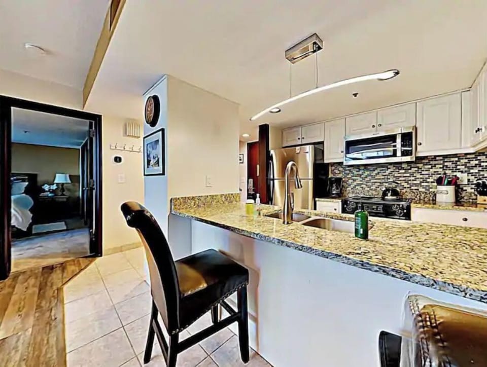 Kitchen breakfast bar