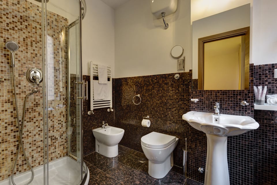 Triple Room | Bathroom | Shower, free toiletries, hair dryer, bidet