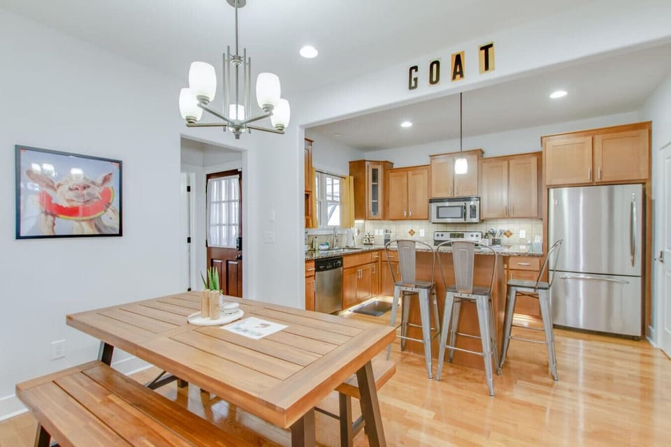 Enjoy a meal with the whole group around the dining table or at the built in island.