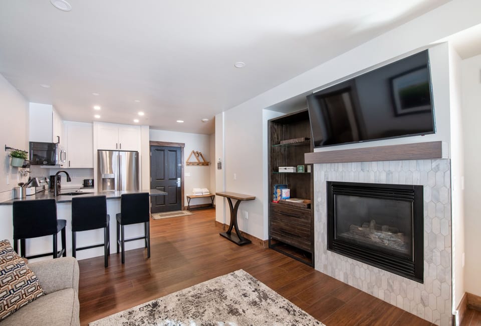 Condo, 2 Bedrooms | Living area